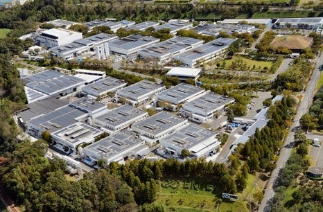 エンケイ株式会社豊岡工場のメガソーラー発電所（上空写真）